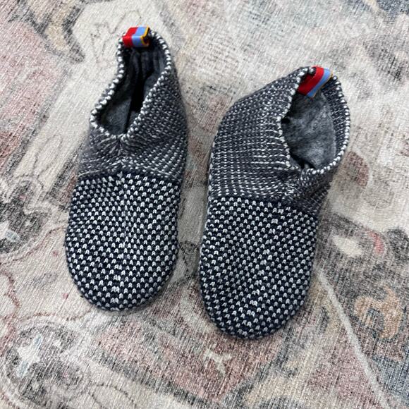 Bombas Youth Size 1-5 Textured Gripper Slippers - Picture 3 of 4